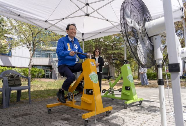 원주서 열린 '지구의 날' 행사장 찾은 우상호 후보