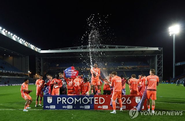 EPL 복귀를 확정한 코번트리 선수단의 세리머니 모습.
