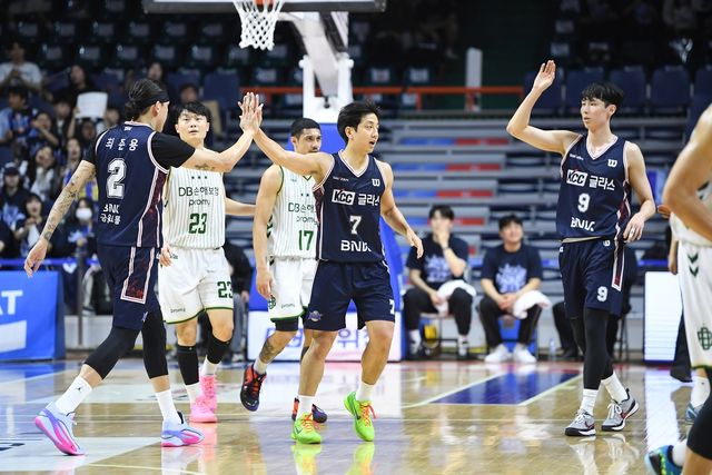 KCC의 최준용(왼쪽부터)과 허훈, 송교창