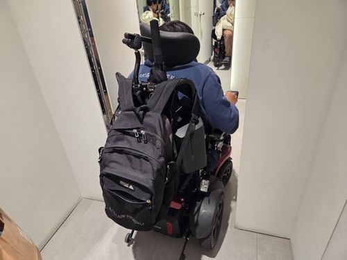 전동휠체어를 타고 들어가기에 폭이 좁은 탈의실 모습