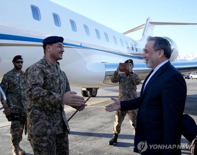 지난 15일 이란 수도 테헤란에 도착한 아심 무니르(왼쪽) 파키스탄 육군참모총장을 아바스 아라그치 이란 외무장관이 맞이하고 있다.[EPA=연합뉴스 자료사진. 재판매 및 DB 금지]