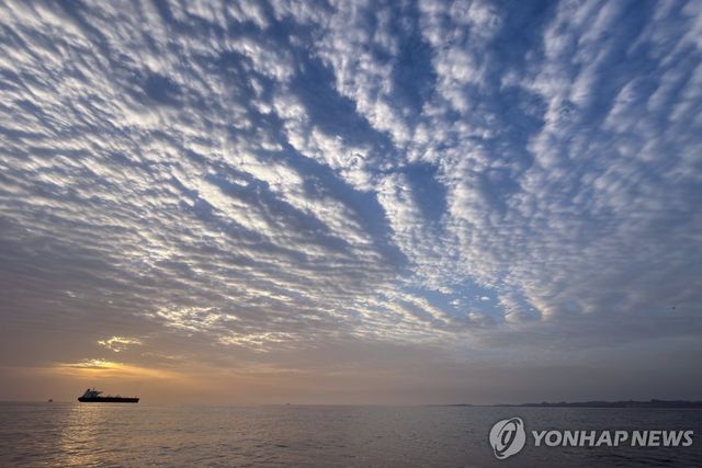 호르무즈 해협의 일출