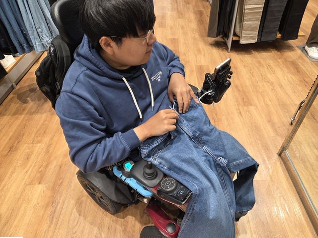 바지를 허리에 대 보는 송석호 활동가