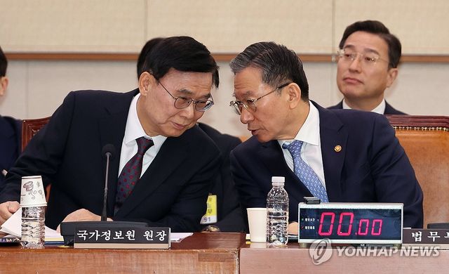 얘기 나누는 정성호 법무부 장관-이종석 국가정보원장
