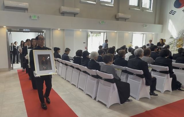 봉환식에 입장하는 이하전 지사의 영정과 유해