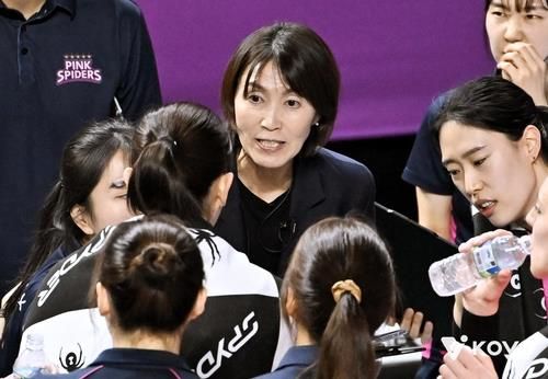 선수들에게 작전 지시하는 요시하라 흥국생명 감독