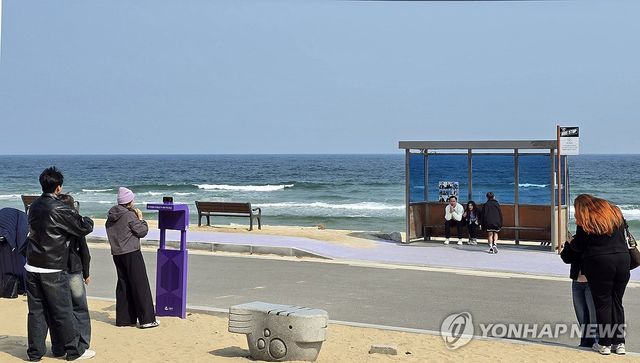 주문진 'BTS 버스정류장' 찾은 외국인 관광객들