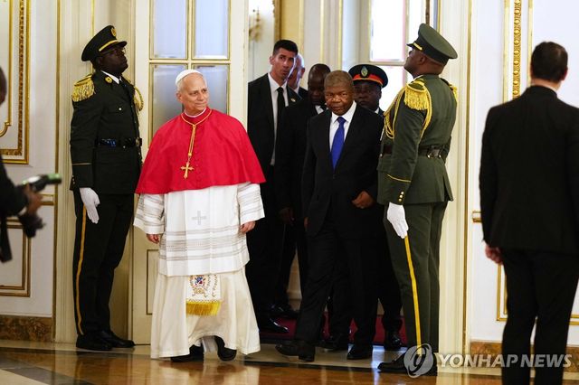 아프리카 순방 3번째 방문국인 앙골라에 도착한 레오 14세 교황 [AFP 연합뉴스. 재판매 및 DB 금지]