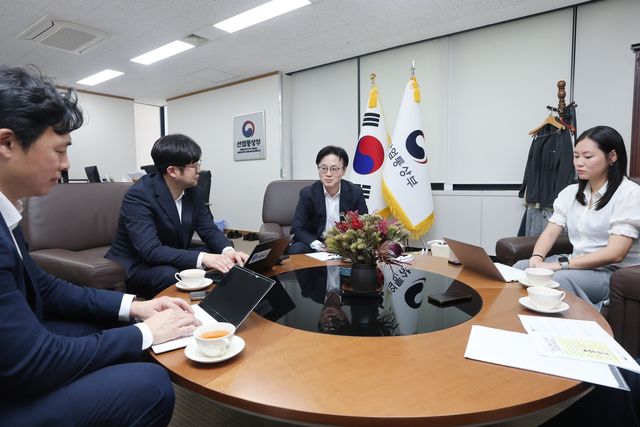 인터뷰하는 김정관 산업통상부 장관