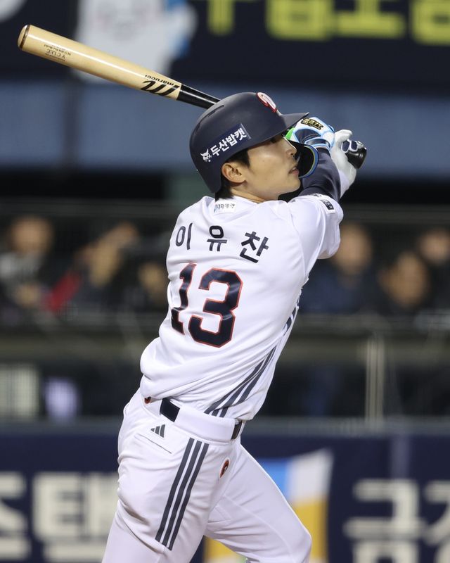 18일 KIA전에서 타격하는 두산 이유찬