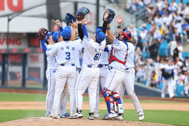 18일 LG전 승리 후 기뻐하는 삼성 선수단. 