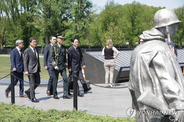 '방미' 국민의힘 장동혁 대표, 한국전쟁 기념비 참배