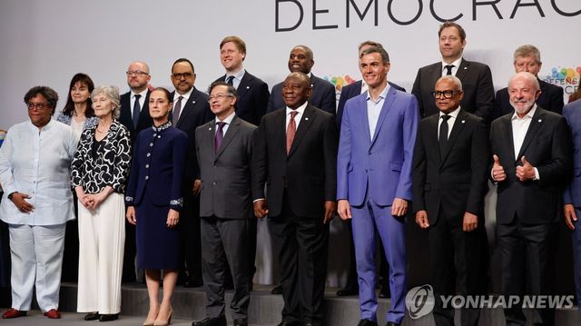 '민주주의 수호 회의'에 참석한 정상들