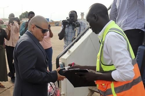 추방된 아프리카 남수단에서 본국인 멕시코로 송환되는 헤수스 무뇨스-구티에레스(왼쪽)[AP 연합뉴스 자료사진. 재판매 및 DB 금지]