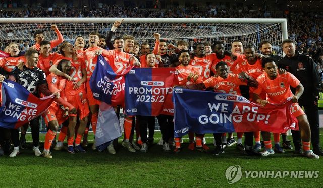 EPL 승격을 자축하는 코번트리 선수들.