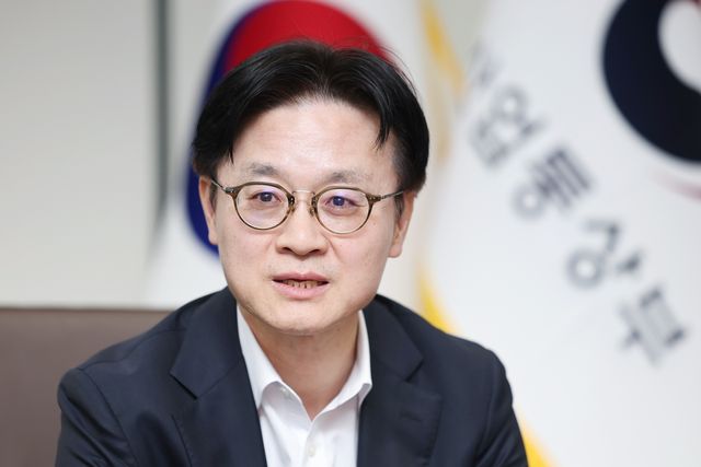 인터뷰하는 김정관 산업통상부 장관