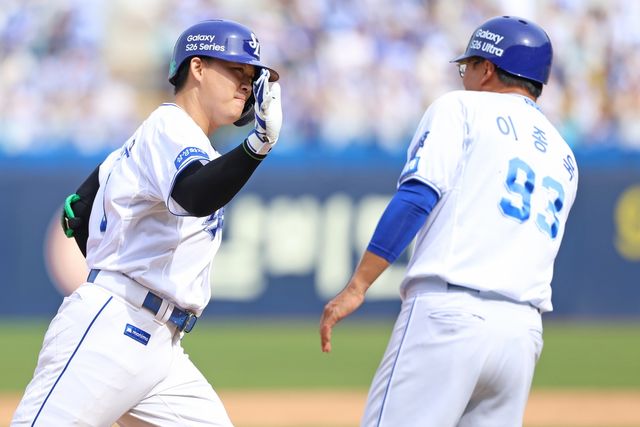 3점 홈런을 치고 기뻐하는 삼성 전병우(왼쪽)