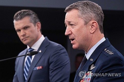 댄 케인 미국 합참의장(오른쪽)