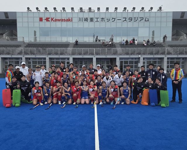 17일 4차전을 마치고 기념 촬영한 한국과 일본의 여자 국가대표 선수들. 