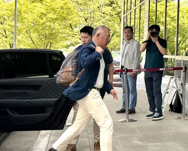 인도·베트남 경제사절단 동행 위해 출국하는 정의선 현대차그룹 회장