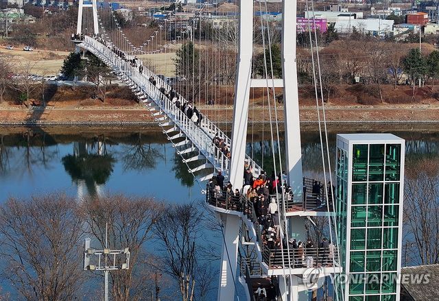 성탄 맞춰 개통한 춘천 의암호 수변 출렁다리 '사이로 248'