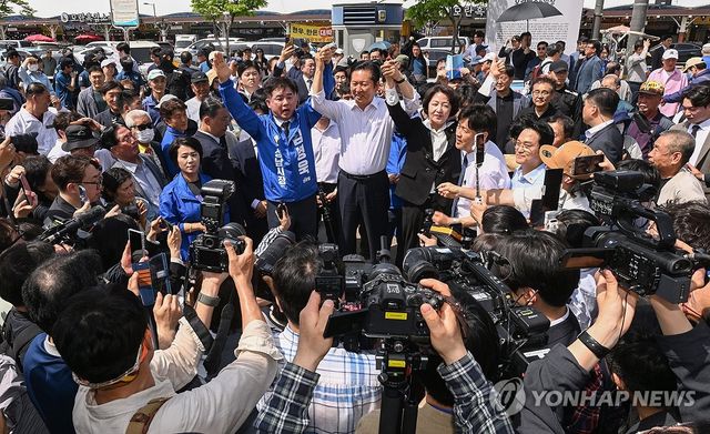 모란시장 방문한 정청래-추미애-김병욱