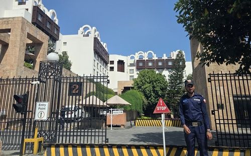 보안요원 지키는 미·이란 협상장 '세레나 호텔'