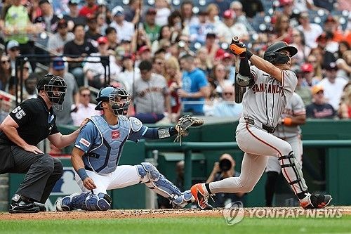 타격하는 이정후