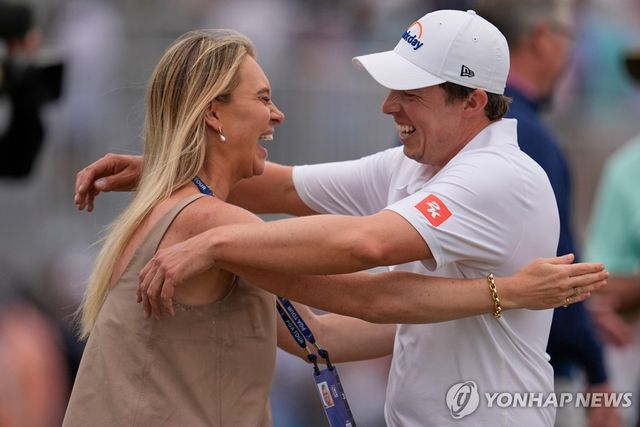 우승한 피츠패트릭(오른쪽)