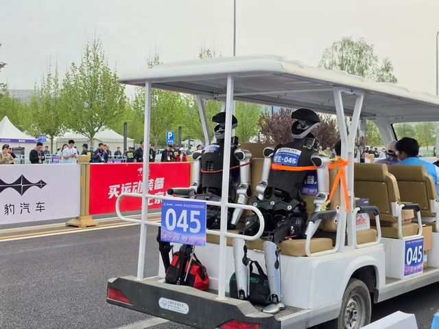 교체를 위해 카트에 실려있는 휴머노이드