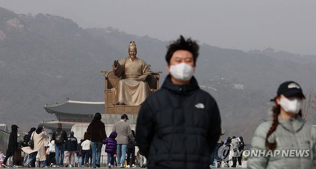 황사에 미세먼지까지 뿌연 광화문 광장