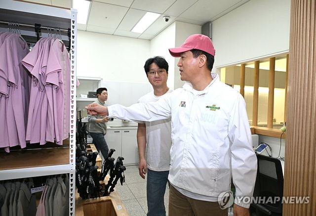 오세훈 서울시장, 서울등산관광센터 관악산점 방문