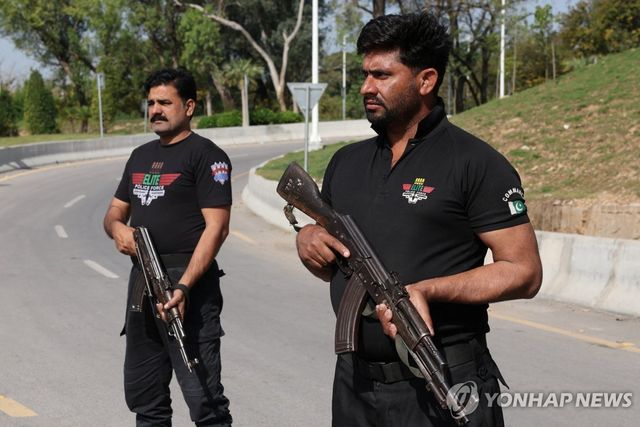 소총 들고 경계근무 중인 이슬라마바드 경찰