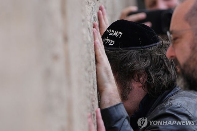 '통곡의 벽'에서 기도하는 밀레이 아르헨티나 대통령