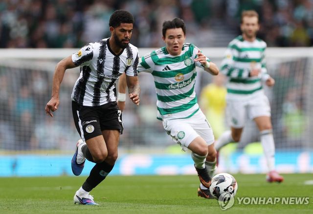 볼 경합을 펼치는 셀틱의 양현준