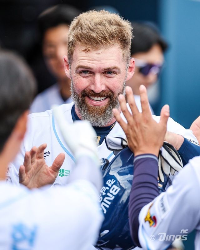 19일 SSG전 홈런 후 기뻐하는 NC 데이비슨