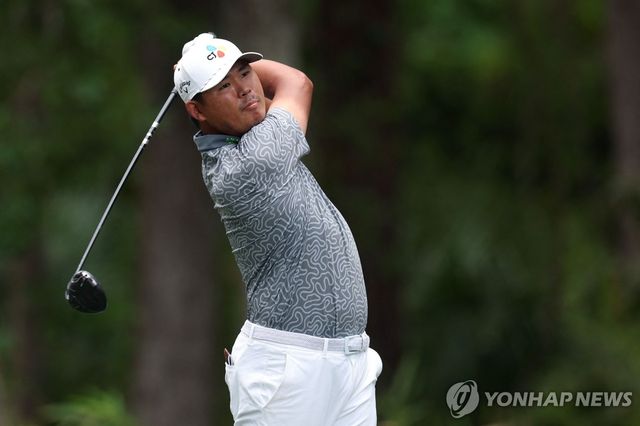 티샷 날리는 김시우