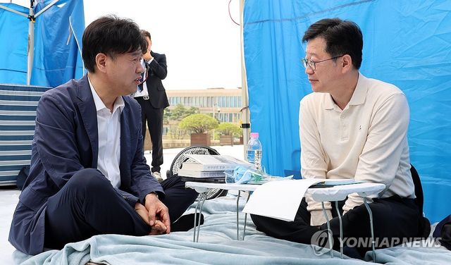 대화하는 안호영·김용