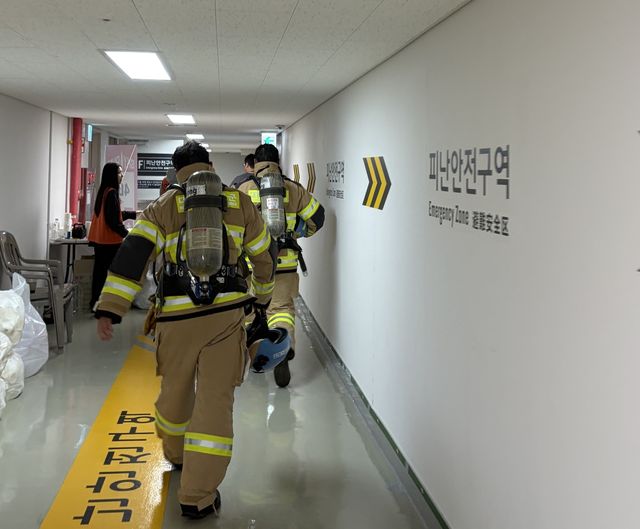 장비 갖추고 롯데월드타워 오르는 소방관들