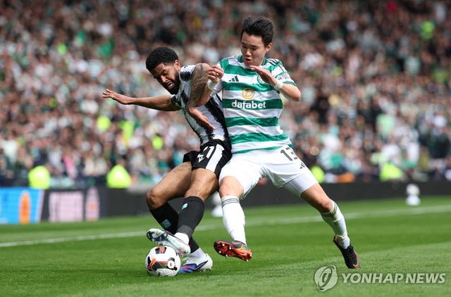 볼을 다투는 셀틱의 양현준