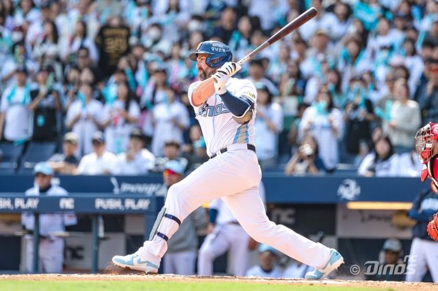 데이비슨의 19일 SSG전 타격 모습. 