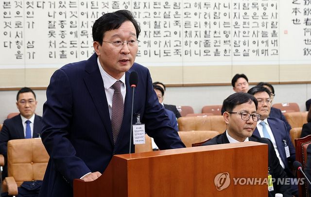 답변하는 송경호 전 서울중앙지검장