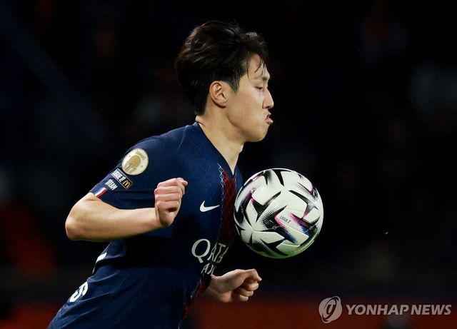 볼을 컨트롤하는 PSG의 이강인