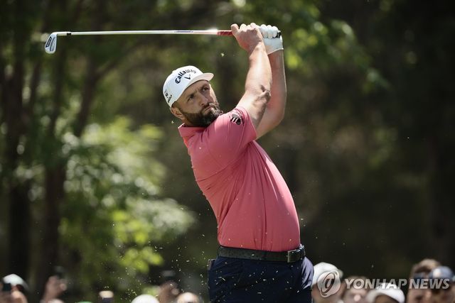 욘 람의 LIV 골프 멕시코시티 3라운드 경기 모습