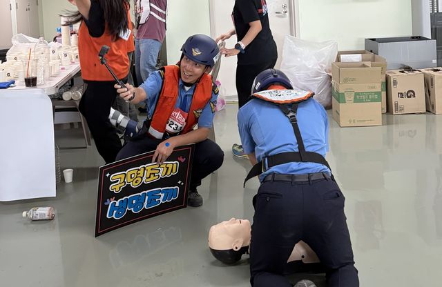 휴게 공간에서 심폐소생술(CPR) 시연하는 해양경찰