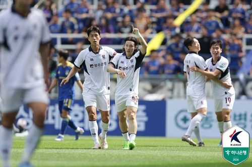 동점골을 넣고 환호하는 광주의 신창무