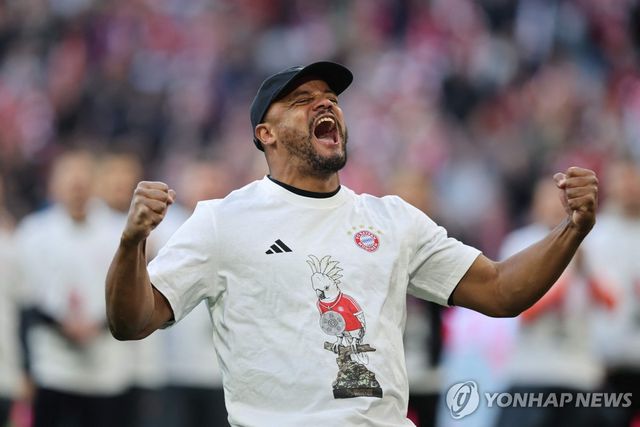 우승을 기뻐하는 뮌헨의 뱅상 콩파니 감독