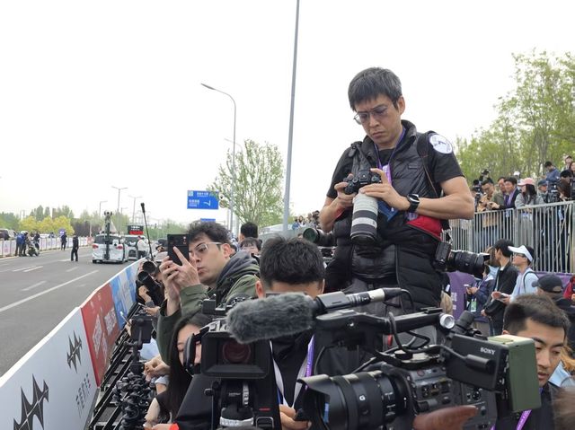 로봇 마라톤 현장의 취재진
