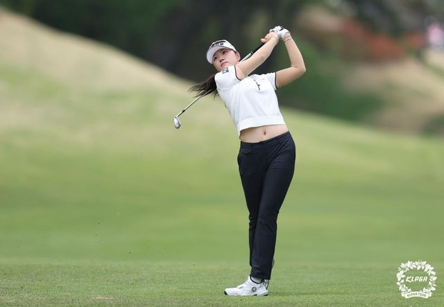 아이언샷 날리는 김민선