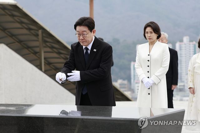 이재명 대통령, 3·15 민주묘지 참배